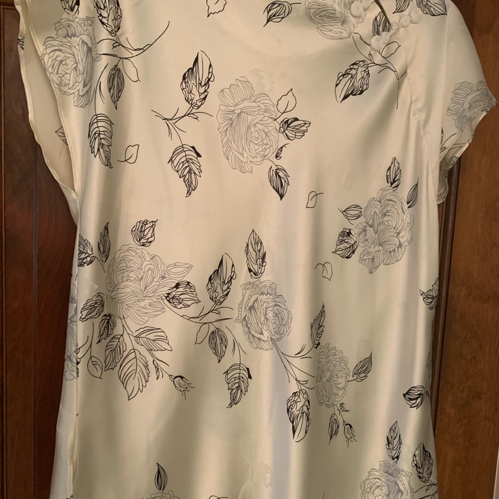 Blouse cream with black flowers